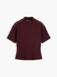 Κόκκινο T-Shirt Με Χρυσά Κουμπιά Και Λαιμόκοψη Mock  Γυναίκες