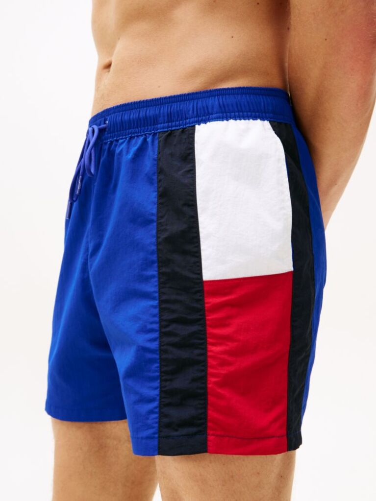 Μπλε Μαγιό Μεσαίου Μήκους Με Σημαία Hilfiger Σε Στενή Γραμμή  Άνδρες